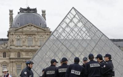 Agression d’un militaire au Louvre : une attaque « à caractère terroriste », selon Bernard Cazeneuve