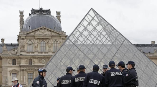 Agression d’un militaire au Louvre : une attaque « à caractère terroriste », selon Bernard Cazeneuve