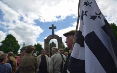 Croix du Pape retirée à Ploërmel : les réactions se multiplient en Bretagne et ailleurs