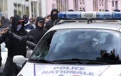 Des peines dérisoires pour les racailles d’extrême-gauche qui avaient agressé des policiers et brûlé leur voiture