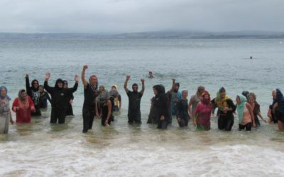 Douarnenez : Une poignée de gauchistes se baignent habillés en soutien aux islamistes