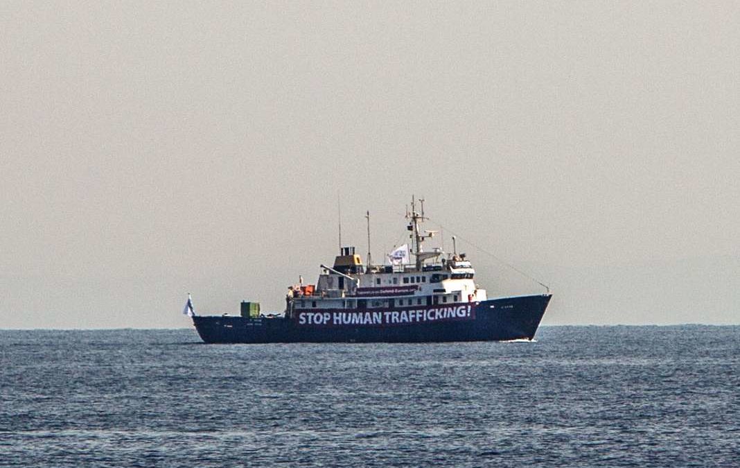 En Méditerranée, un navire antimigrants veut refouler les bateaux venus d’Afrique