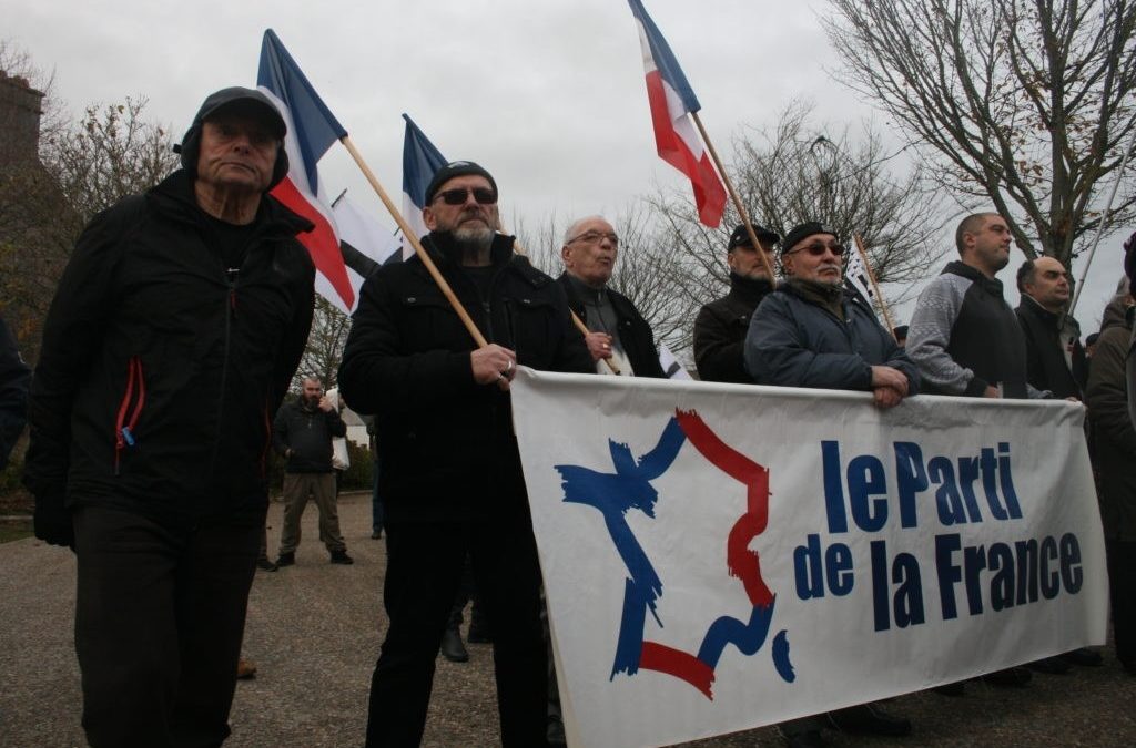 Le Parti de la France à Ploërmel pour la manifestation « Touche pas à ma croix ! »