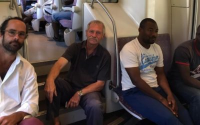 Nice : plus de 200 migrants africains accompagnés par José Bové et Cédric Herrou arrivent pour demander l’asile