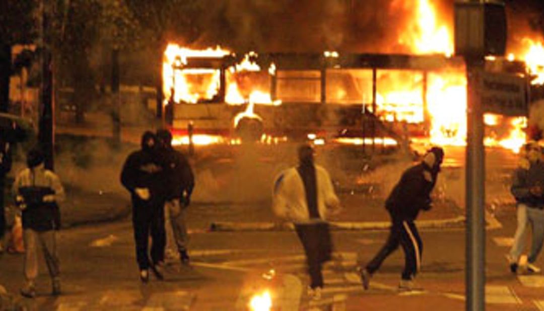 Un policier lynché par une trentaine d’émeutiers dans l’enclave afro-musulmane de Sevran (93)