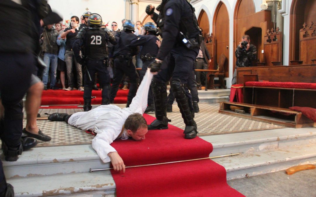 Le gouvernement socialiste islamophile fait violemment évacuer l’église Sainte-Rita par les CRS en pleine messe ! 3 Août 2016, 10:16am | Publié par Thomas Joly   Les CRS, aux ordres de la racaille gouvernementale, ont évacué ce matin, en pleine messe