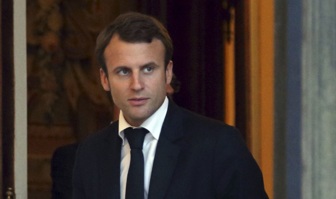 Le passage en force de la loi Macron, un atterrissage brutal après la trêve post-attentats