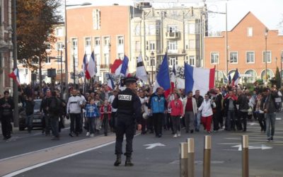 MALGRÉ L’INTERDICTION DE LA MAIRIE, 600 CALAISIENS EN COLÈRE MANIFESTENT UNE NOUVELLE FOIS