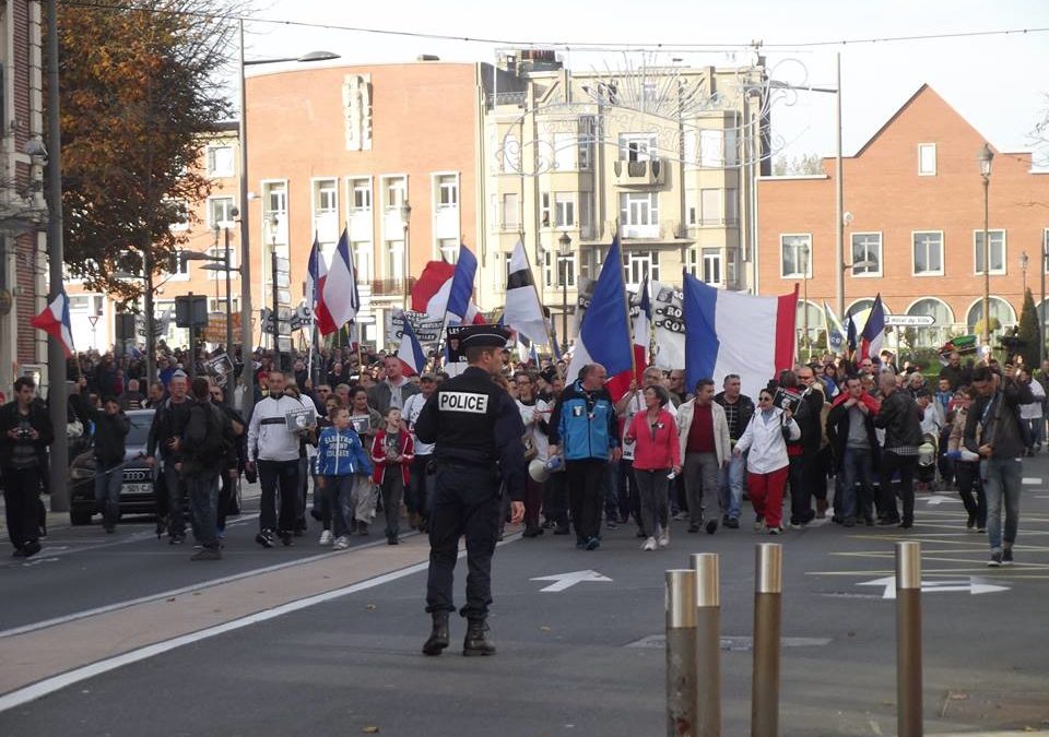 MALGRÉ L’INTERDICTION DE LA MAIRIE, 600 CALAISIENS EN COLÈRE MANIFESTENT UNE NOUVELLE FOIS